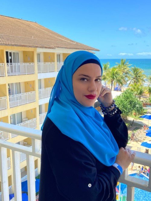  Muçulmana Cliente em Hijab Azul Crayon