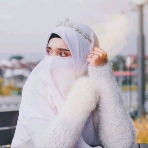 Coroa sobre Hijab Claro