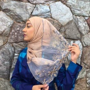 Hijab de Algodão com Bordado Azul