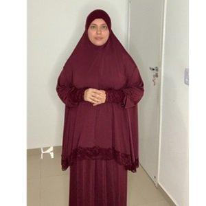 Roupa de rezar com renda vinho